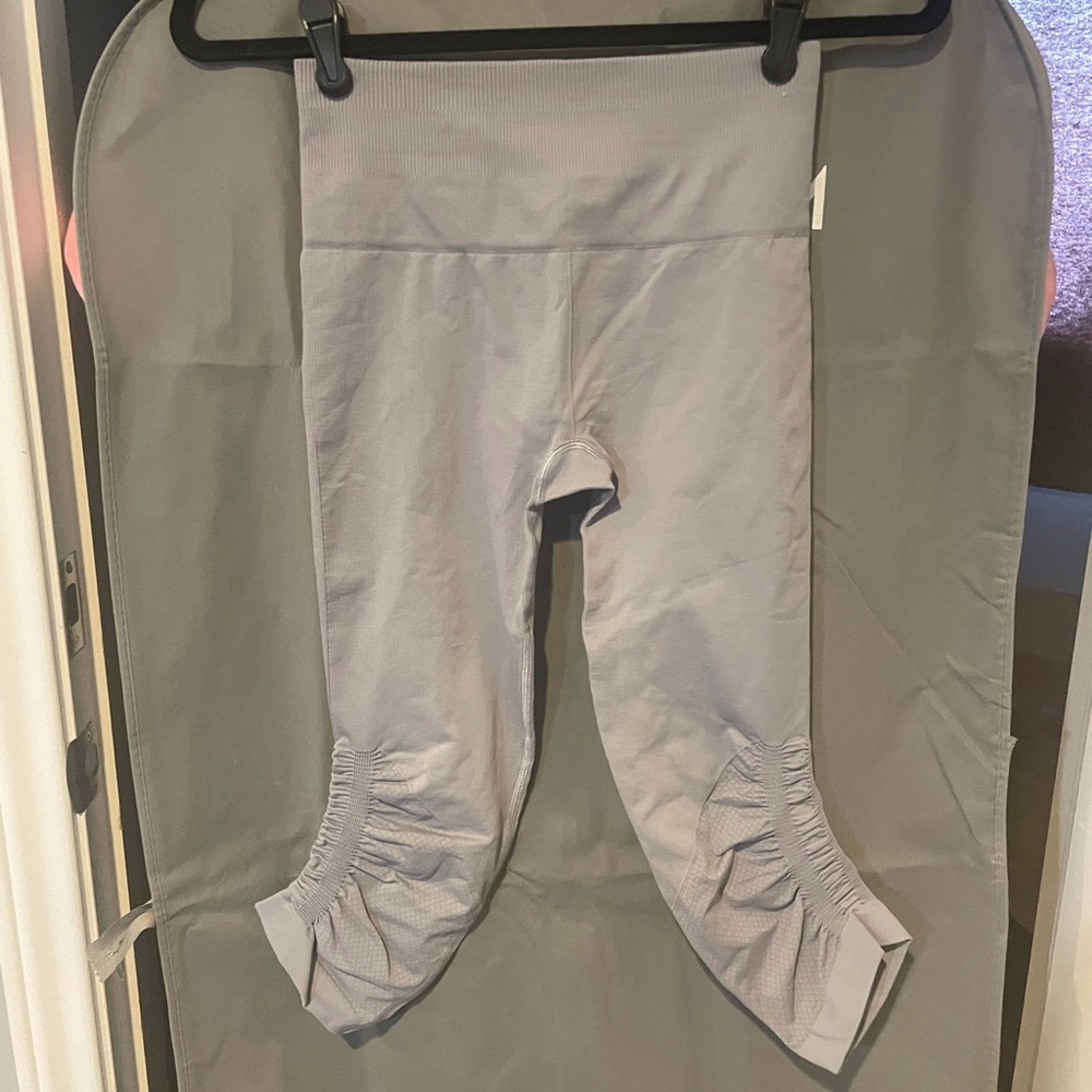 NWOT Gray Lululemon Leggings (Sz 4)